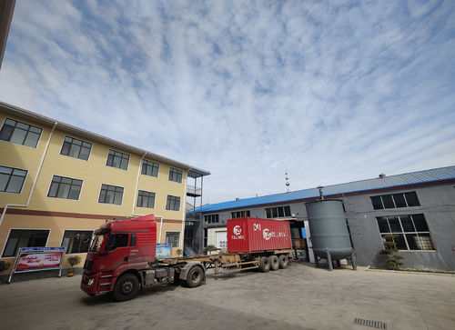 последние новости компании о Flexitank герметичная загерметизированные, складные и гибкие сумка/пузырь который заполнен в 20' контейнер DV, и полагается на 20' стены и настил контейнера сух-фургона, для содержания оптовой жидкостной сумки груза. Размер/том flexitank могут выстроить в ряд между 16,000-24,000 литрами.