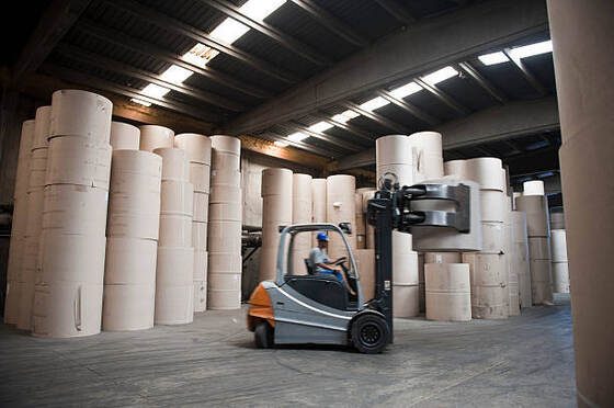 Хорошая цена Растворимый в воде Катионный стирен акриловый агент для размера поверхности водный растворитель идеально подходит для обработки поверхности бумаги и улучшения печати онлайн